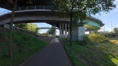 Trafik kavşağının altında yürü