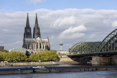 Eski şehrin sabah manzarası. Köln Katedrali ve Hohenzollern Köprüsü ve Ren Nehri