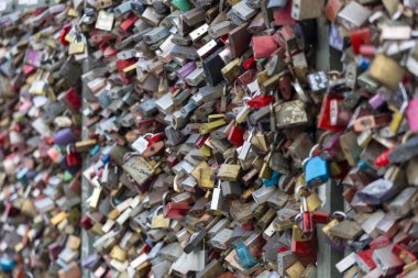 Birçok kilit Hohenzollern Köprüsü 'nde asılı.