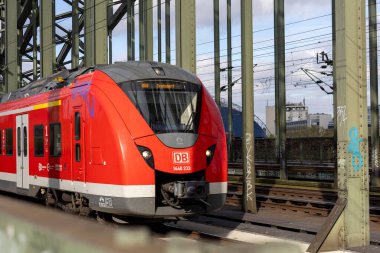 Hohenzollern Köprüsü yakınlarındaki Köln merkez istasyonuna giden tren.