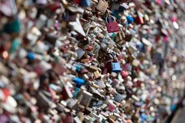 Birçok kilit Hohenzollern Köprüsü 'nde asılı.