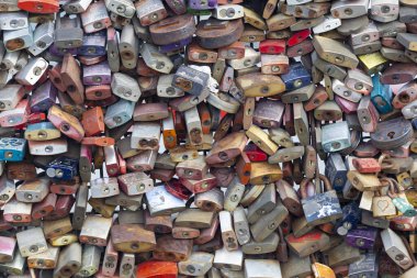 Birçok kilit Hohenzollern Köprüsü 'nde asılı.