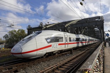 Hohenzollern Köprüsü yakınlarındaki Köln merkez istasyonuna giden tren.