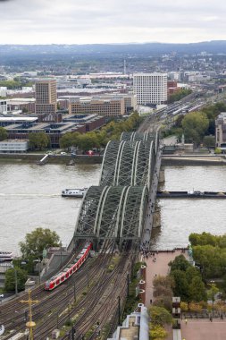 Hohenzollern Köprüsü yakınlarındaki Köln merkez istasyonuna giden tren.