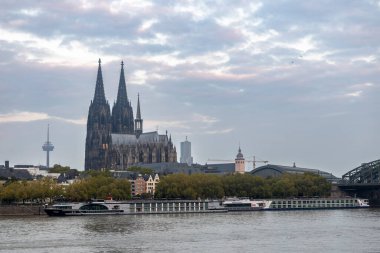 Eski Köln 'ün Sabah Manzarası. Köln Katedrali