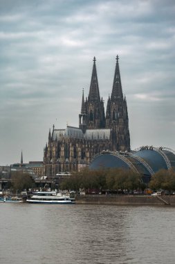 Eski Köln 'ün Sabah Manzarası. Büyük Aziz Martin Kilisesi ve Köln Katedrali