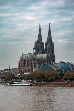 Eski Köln 'ün Sabah Manzarası. Büyük Aziz Martin Kilisesi ve Köln Katedrali