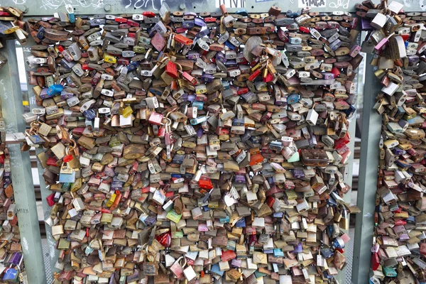 Birçok kilit Hohenzollern Köprüsü 'nde asılı.