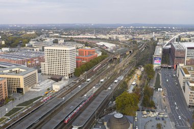 Köln istasyonu Koln Messe Deutz 'un akşam hava manzarası ve Köln Şeytan Üçgeni' nden görünen aydınlatılmış tren rayları.