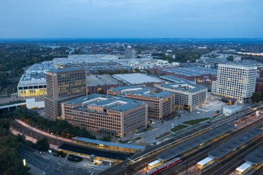 Köln Koelnmesse ve tren raylarının akşam manzarası, Köln Almanya