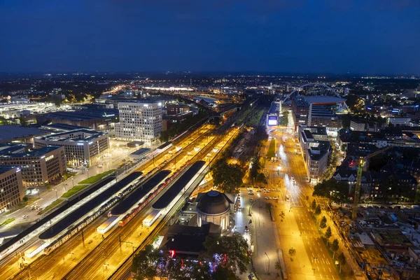 Köln istasyonu Koln Messe Deutz 'un akşam hava manzarası ve Köln Şeytan Üçgeni' nden görünen aydınlatılmış tren rayları.