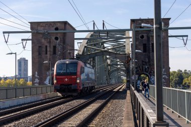 Köln 'deki köprü ve hareket halindeki tren manzarası