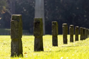Ehrenfriedhof II. Dünya Savaşı askeri mezarlığı Köln 'de. Sudfriedhof Köln 'deki Şeref Mezarlığı' nın beyaz mezar taşları