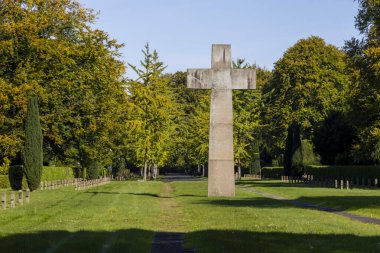 Ehrenfriedhof II. Dünya Savaşı askeri mezarlığı Köln 'de. Sudfriedhof Köln 'deki Şeref Mezarlığı' nın beyaz mezar taşları