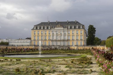 Augustusburg ve Falkenlust Sarayı Bruhl Almanya 'da tarihi yapı kompleksidir.