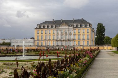 Augustusburg ve Falkenlust Sarayı Bruhl Almanya 'da tarihi yapı kompleksidir.