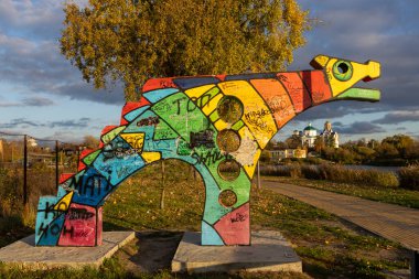 Kurt şeklinde çok renkli beton bir yapı açık bir alanda cesurca duruyor. Canlı renkleri ve geometrik formları hayal gücü, modern tasarım ve kentsel yaratıcılığı harmanlayan çarpıcı, sanatsal bir varlık yaratıyor..
