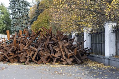 Çek kirpileri adı verilen bir yığın metal tanksavar yığını bir araya toplanarak, kuvvet ve savaş tarihini yansıtan sert bir geometrik desen oluşturuyor..