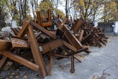Çek kirpileri adı verilen bir yığın metal tanksavar yığını bir araya toplanarak, kuvvet ve savaş tarihini yansıtan sert bir geometrik desen oluşturuyor..