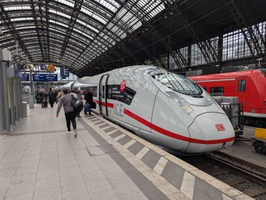 Köln, Almanya - 26 Eylül 2025: Trenler ve yolcularla Köln Merkez İstasyonu 'nun iç manzarası