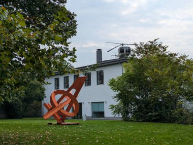 Köln, Almanya - 29 Eylül 2025: Çağdaş bir sanat heykeli Köln 'deki bir şehir parkında sergileniyor, yaratıcılık ve modern tasarımı doğal çevre ve şehir atmosferiyle harmanlıyor..