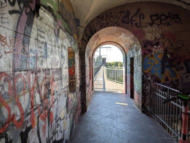 Köln, Almanya - 1 Ekim 2025: Köln 'ün güney köprüsüne giden merdiven grafiti ile kaplıydı