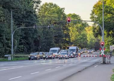 Kapalı bir bariyer demiryolu geçidinde vagonları durdurur, trenler geçerken güvenliği sağlar, kontrol altındaki kavşağı işaret eden uyarı ışıkları ve işaretlerle.