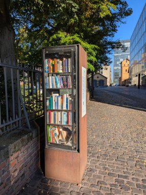 Yerel halk ve Köln ziyaretçileri için ücretsiz bir kitap değiş tokuşu.