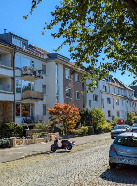 Köln, Almanya - 29 Eylül 2025: Güneşli bir günde Köln 'ün yerleşim bölgesinde bir sokak.