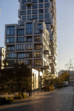 Günbatımının sıcacık ışığında parlayan modern bir mesken kompleksi çağdaş mimari ve kentsel tasarım sergiliyor..