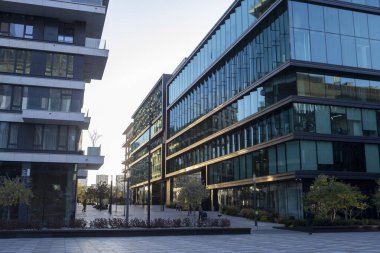 Parlak cam cepheli modern bir iş merkezi ve modern mimarisi iş ufuk çizgisini yansıtıyor..