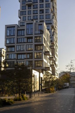 Günbatımının sıcacık ışığında parlayan modern bir mesken kompleksi çağdaş mimari ve kentsel tasarım sergiliyor..