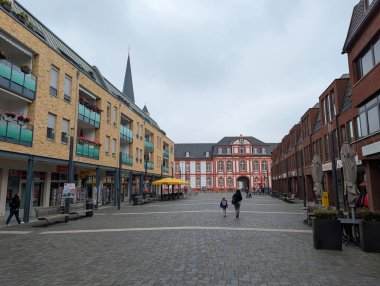 Pulheim, Almanya, 30 Eylül 2025: Pulcheim Meydanı ve Brauweiler Abbey.