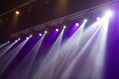 Partinin Arkaplan Işığı Konseri. Konserde renkli ışık, müzik festivali. Kutlama partisi, yıldırım gösterisi