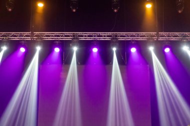 Partinin Arkaplan Işığı Konseri. Konserde renkli ışık, müzik festivali. Kutlama partisi, yıldırım gösterisi