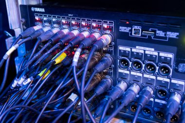 Konser salonu sahnesinde sahne ekipmanlarını değiştirmek. Teknisyenler ışık, ses ve efekt hazırlıyorlar. Düzeneğin düzgün bir performansa hazır olmasını sağlıyorlar..