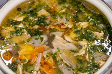 Sobadaki tencerede lezzetli bir balık çorbası pişiriliyor. Sıcak et suyu taze balık, havuç ve patates parçalarıyla doludur. Ev yemeğinin sıcak atmosferini yakalar ve sağlıklı beslenir..