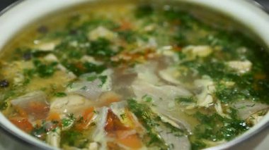 Sobada taze dereotu ve maydanozla süslenmiş lezzetli bir balık çorbası pişiriliyor. Kabaran et suyu ve renkli sebzeler bu geleneksel deniz ürünlerinin besleyici ve lezzetli doğasını vurgular..