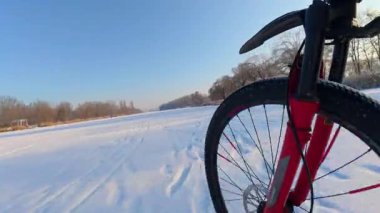 Kaygan buzun üzerindeki bisiklet lastiğinin keskin yakın çekimi. Aşağıdan görünüm.