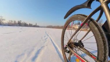 Buz ve karı kazıyan bisiklet. Aşırı alt perspektif.