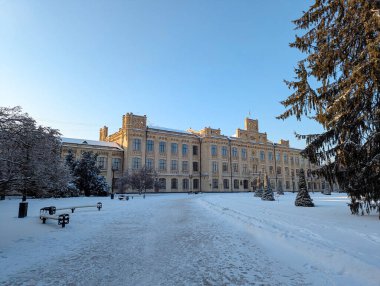 Kyiv Politeknik Enstitüsü 'nün tarihi ana binası bir kış karı örtüsünün altında görkemli bir şekilde duruyor. Kırmızı tuğladan duvarları olan Neo-Gotik mimari beyaz don ile çarpıcı bir kontrast yaratır..