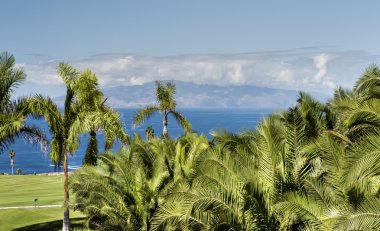 lüks villada havuz kenarında dinlenmek