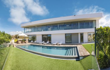 Havuz ve deniz manzaralı lüks villa