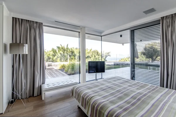 Сучасна спальня з морським вікном на розкішній віллі — стокове фото