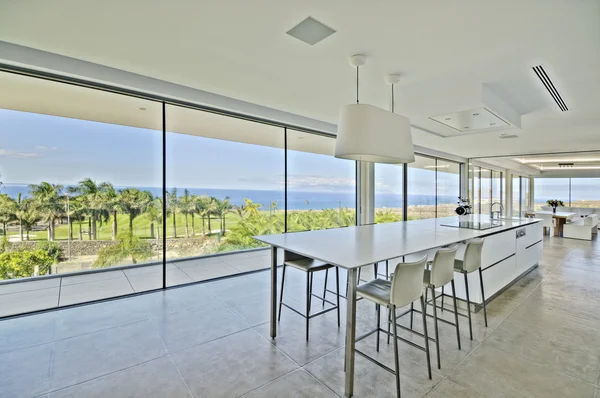 Salão de luxo com vista para o mar na villa — Fotografia de Stock