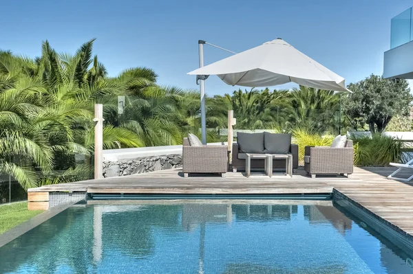 Relax vicino alla piscina nella villa di lusso — Foto Stock