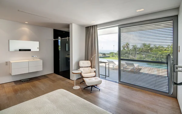 Dormitorio moderno con vistas al mar en la villa de lujo —  Fotos de Stock
