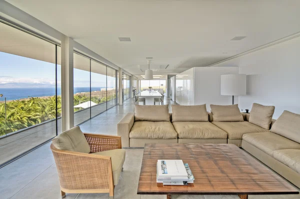 Salão de luxo com vista para o mar na villa — Fotografia de Stock