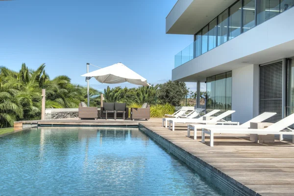 Moradia de luxo com piscina e vista mar — Fotografia de Stock