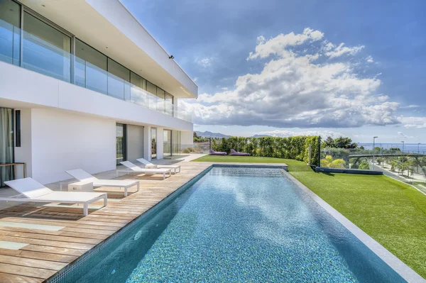 Villa de lujo con piscina y vistas al mar — Foto de Stock